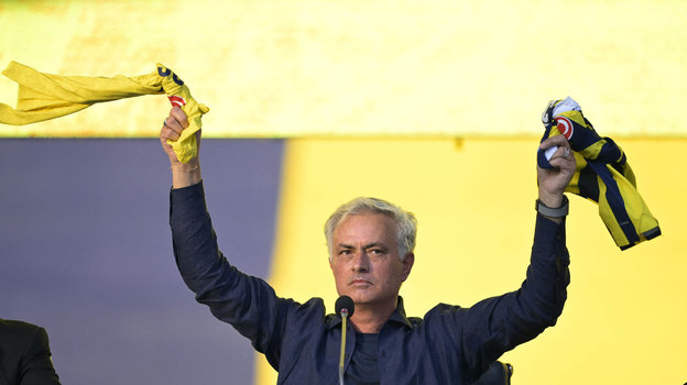 Жозе Моуринью на презентации своего назначения в «Фенербахче».