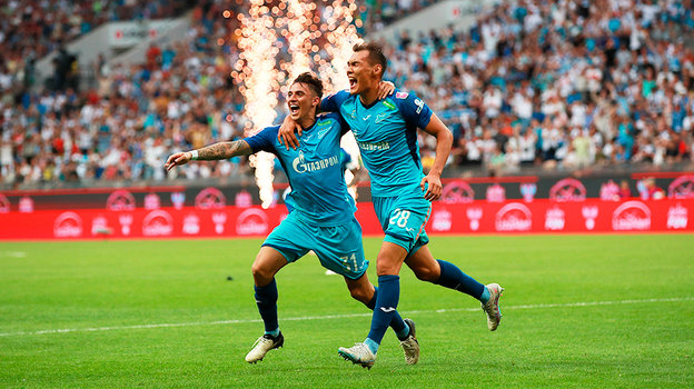 Густаво Мантуан и Нуралы Алип празднуют гол.