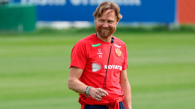 Валерий Карпин на тренировке сборной России.