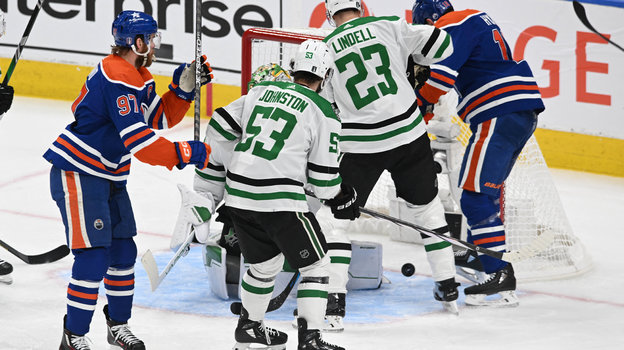 Хоккеисты «Эдмонтона» и «Далласа» борются за шайбу.