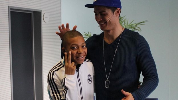 Килиан Мбаппе с Криштиану Роналду.