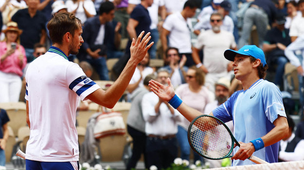 Даниил Медведев (слева) жмет руку Алексу де Минауру после поражения.