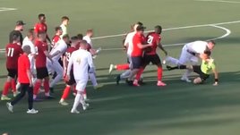 Скандал в Брянске. Футболисты «Сокола» напали на судей, арбитрам понадобилась помощь медиков