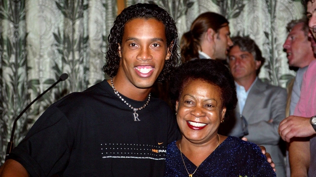 Роналдинью во времена игры за «ПСЖ» с мамой Мигуэлиной Дос Сантос. Футболист Роналдинью во времена игры за «ПСЖ» с мамой Мигуэлиной Дос Сантос.