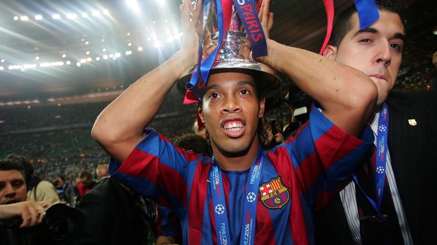 Роналдинью с кубком Лиги чемпионов сезона-2005/2006. Футболист Роналдинью с кубком Лиги чемпионов сезона-2005/2006.