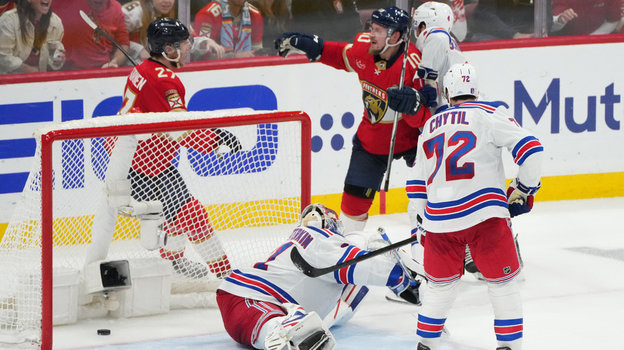 Владимир Тарасенко (№10) после победного гола в ворота Игоря Шестеркина.