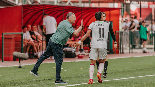 Заур Тедеев и Понсе после гола «Акрона» в ворота «Урала» во втором стыковом матче.