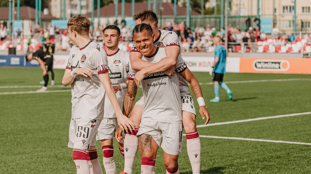 Игроки «Акрона» радуются голу Понсе (в центре).