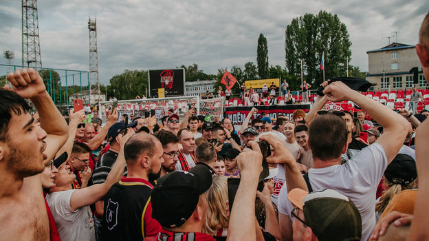 Болельщики «Акрона» радуются выходу команды в РПЛ.