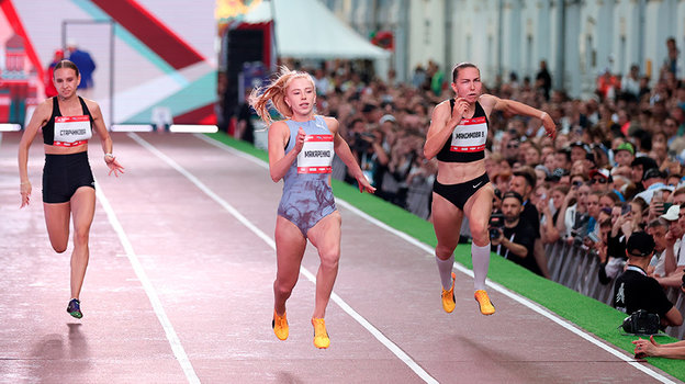 Виктория Максимова, Кристина Макаренко и Олеся Старчикова во время забега.