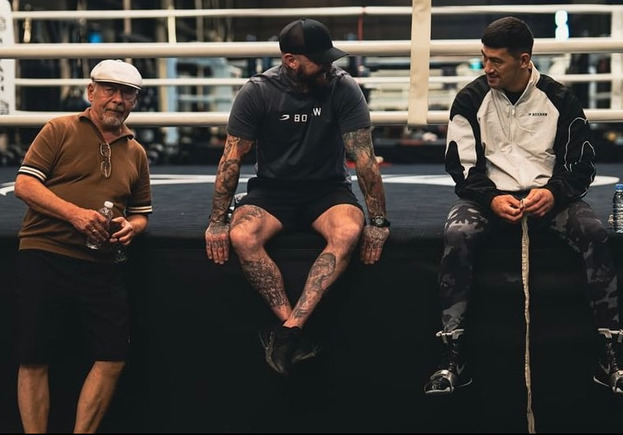 Геннадий Машьянов, Тэйлор Рамсделл и Дмитрий Бивол (слева направо) в Зале бокса Майка Тайсона.