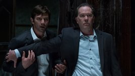 Кадр из сериала «Призрак дома на холме»