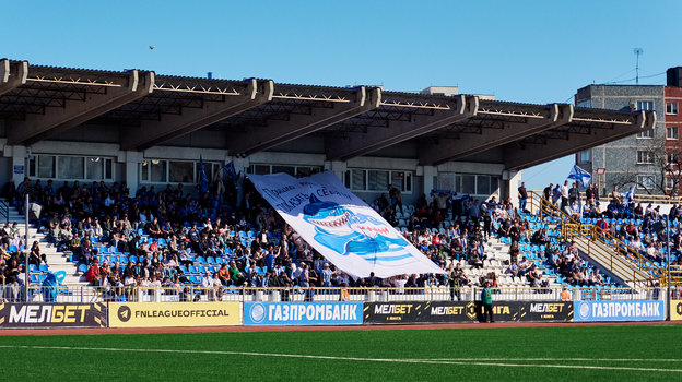 Болельщики «Черноморца» на трибуне с баннером.