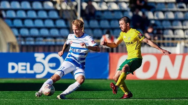 Защитник «Черноморца» Денис Фомин (слева) в матче против «Кубани».