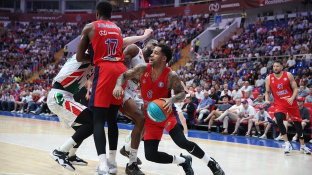 Баскетболист ЦСКА Мело Тримбл (с мячом).