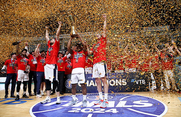 ЦСКА празднует победу в Единой Лиге ВТБ.