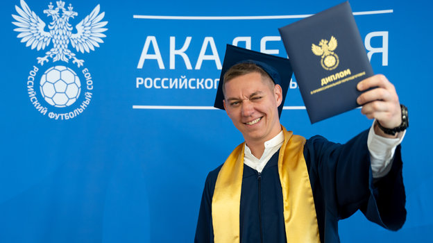 Выпускник программы «Футбольный менеджмент» Академии РФС. Выпускник программы «Футбольный менеджмент» Академии РФС.