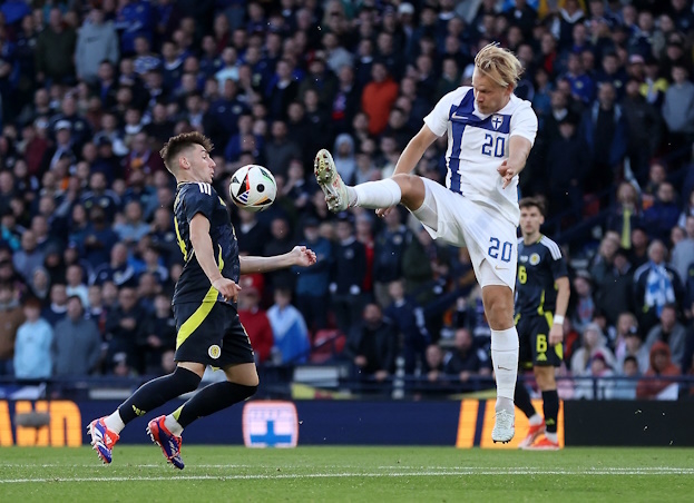 Шотландия и Финляндия сыграли вничью (2:2).