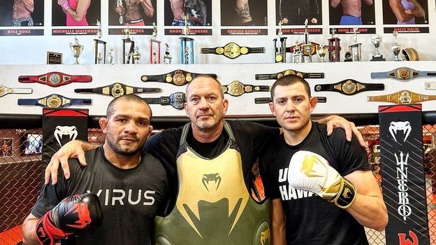 Майк Винкельджон (в центре).