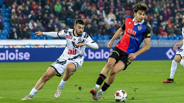 Габриэль Сигуа (справа).