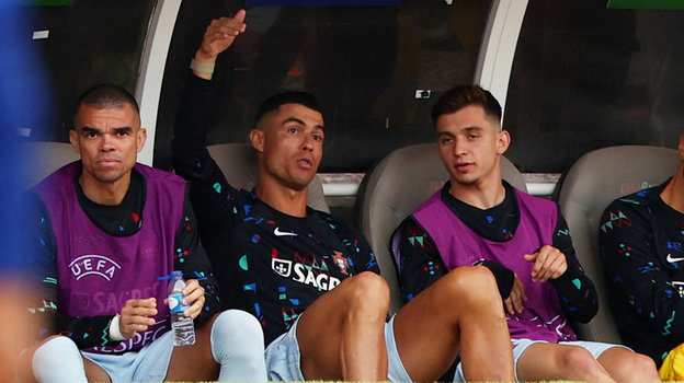 Криштиану Роналду провел матч на скамейке.