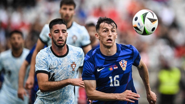 Анте Будимир (справа) забил победный гол.