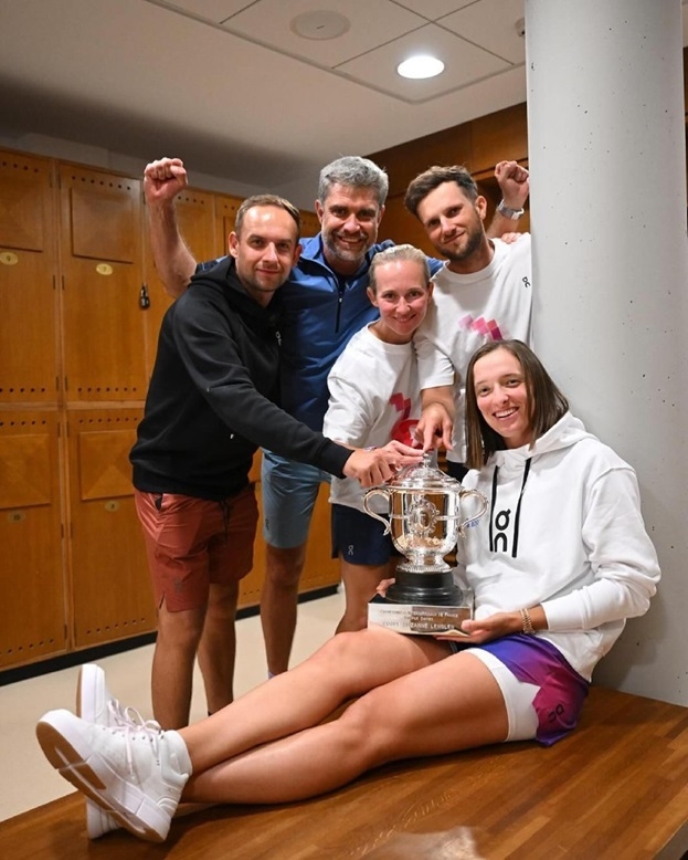 Ига Свентек с командой.