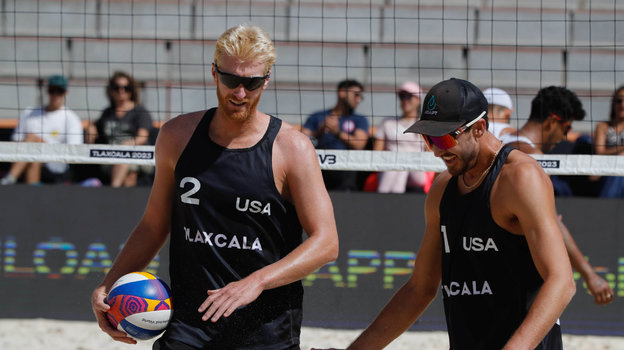 Чейз Бадингер (слева) и его партнер по сборной США Майлз Эванс.