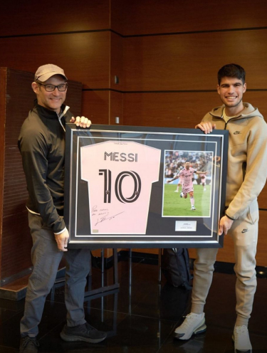 Алькарас (справа).