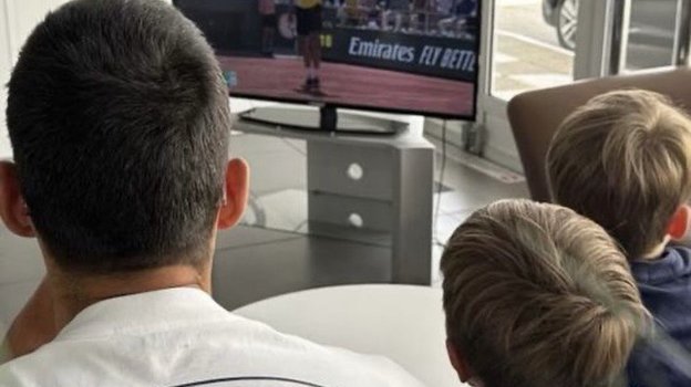 Джокович наблюдает за финалом «Ролан Гаррос» вместе с детьми.