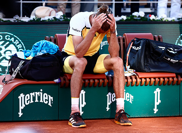 Александр Зверев переживает поражение.