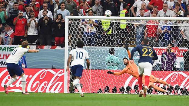 Харри Кейн не забивает пенальти в четвертьфинале ЧМ-2022 против сборной Франции.