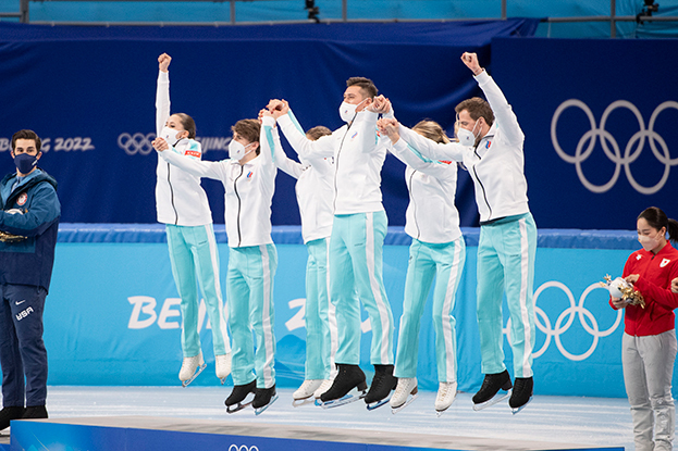 Российская сборная празднует победу в командных соревнованиях ОИ-2022.