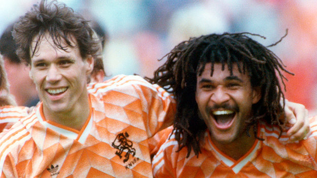 Марко ван Бастен и Рууд Гуллит празднуют победу над сборной СССР в финале Евро-1988.