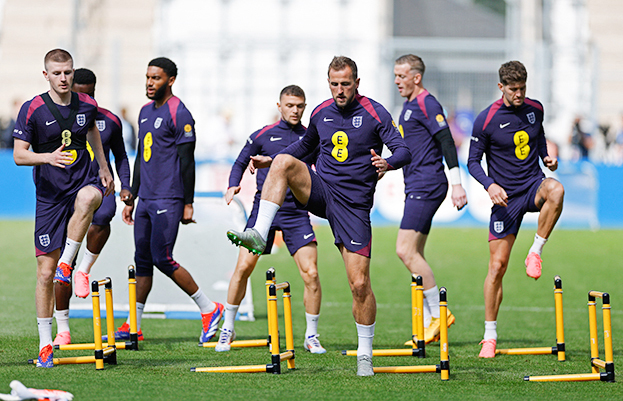 Харри Кейн (в центре) на тренировке сборной Англии.