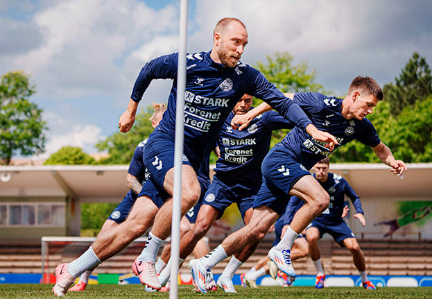 Кристиан Эриксен на тренировке сборной Дании.