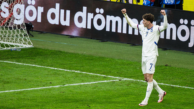 Душан Влахович. Футболист сборной Сербии Душан Влахович.