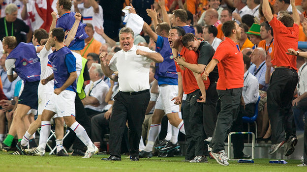 Гус Хиддинк празднует победу над Нидерландами на Евро-2008.