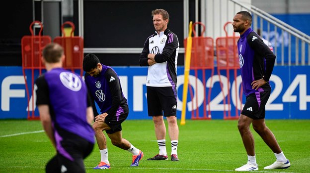 Юлиан Нагельсманн (в центре) на тренировке сборной Германии.