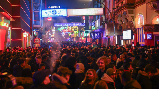 Ночная жизнь на улице Репербан.