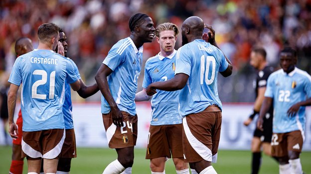 Ромелу Лукаку (№10) радуется голу в ворота Люксембурга вместе с игроками сборной Бельгии.