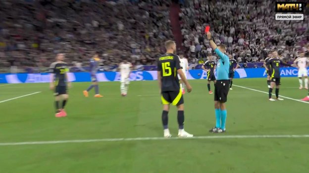 Тюрпен показал Портеусу красную карточку.