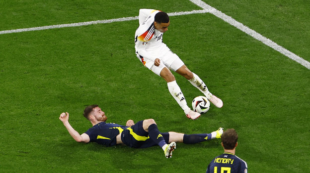 Джамал Мусиала в матче против Шотландии.