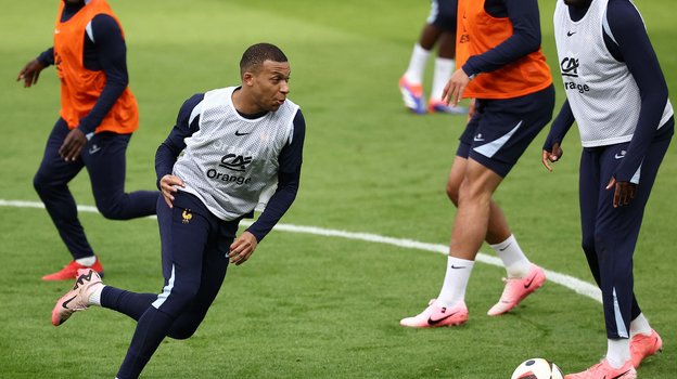 Килиан Мбаппе на тренировке сборной Франции.