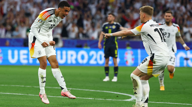 Футболисты сборной Германии Джамал Мусиала (слева) и Максимилиан Миттельштедт.