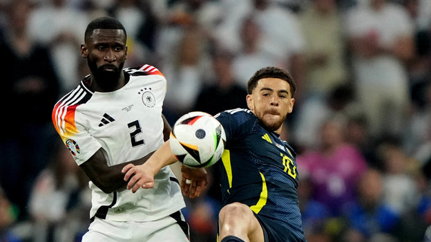 Защитник сборной Германии Антонио Рюдигер (слева) и нападающий сборной Шотландии Че Адамс.