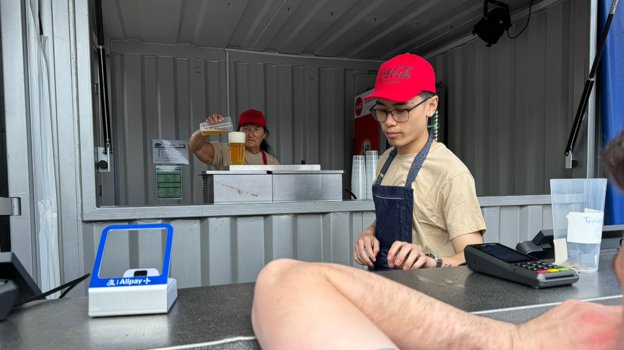 Киоск с продажей пива в фан-зоне в Германии на Евро-2024.