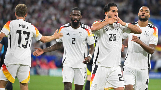 Футболисты сборной Германии празднуют гол в матче против Шотландии. Футболисты сборной Германии