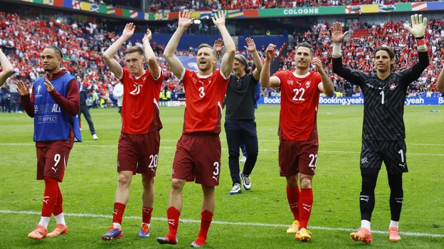 Футболисты сборной Швейцарии благодаря болельщиков за поддержку в матче с Венгрией.