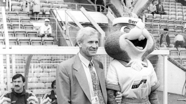 Вячеслав Колосков и талисман Евро-1992 Кролик. Вячеслав Колосков и талисман Евро-1992 Кролик